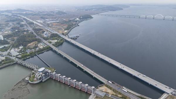 한국농어촌공사가 계획한 평택호 수상태양광 발전사업이 주민과 시의회, 평택시의 반발을 사고 있다. 사진은 20일 평택호의 전경.김태완 기자 lift@kihoilbo.co.kr