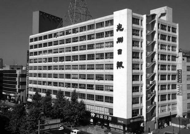 광주일보(옛 전남일보) 사옥이었던 1996년 당시 전일빌딩 전경. 광주시 동구 금남로에 위치한 전일빌딩245 내부 10층에는 1980년 5·18민주화운동 당시 신군부의 헬기 사격이 남긴 참혹한 상흔이 원형 그대로 보존돼 있다.   <광주일보 자료사진>