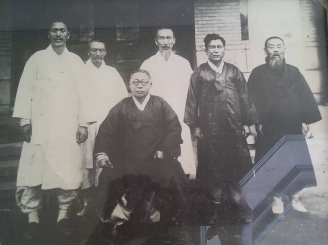 백범 김구의 김형진 가족 방문( 1946년 2월 전주). 우측으로부터 안동김씨 문헌공파 종손, 손자 김남식, 아들 김맹문, 김구. 동학농민혁명기념재단 제공