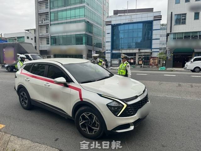 20일 덕진광장 사거리에서 경찰관들이 우회전 일시정지 위반 차량을 단속하고 있다. /이상구 수습기자