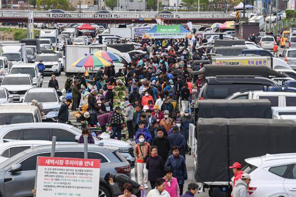 ◇원주시 농업인 새벽시장 32주년 개장식이 지난 17일 원주천 둔치에서 열렸다.