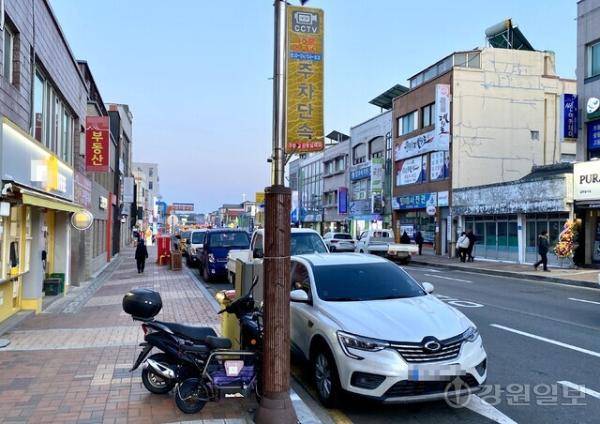 ◇고성 간성읍 시가지 도로변에 주정차 된 차량들의 모습.