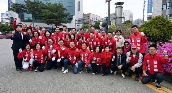 국민의힘 김진태 강원지사 후보는 20일 오전 8시20분부터 춘천 중앙로터리에서 정광열 춘천시장 후보 및 광역·기초의원 후보들과 함께 예비후보 등록 이후 첫 합동 유세를 펼쳤다. 임도혁기자