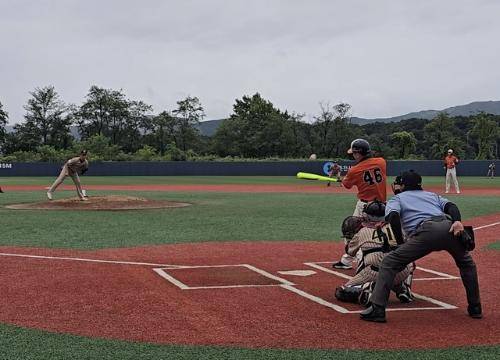 ◇제17회 춘천소양강배 전국 생활체육야구대회가 오는 25일 춘천 고구마섬야구장과 의암야구장 등에서 개막해 관심을 모은다. 사진은 지난대회 경기모습. 강원일보DB