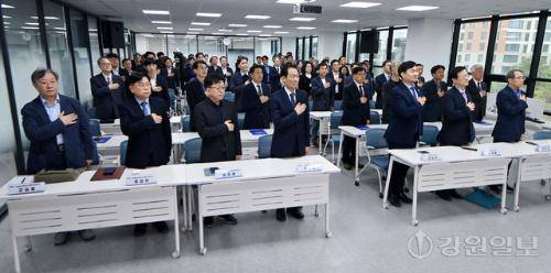 ◇더불어민주당 우상호 강원지사 후보 선거대책위원회가 20일 민주당 도당 회의실에서 ‘강원특별정책자문단 위촉식’을 개최했다. 임도혁 기자