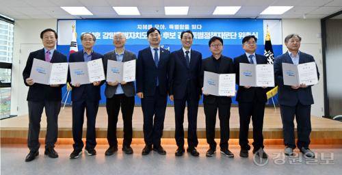 ◇더불어민주당 우상호 강원지사 후보 선거대책위원회가 20일 민주당 도당 회의실에서 ‘강원특별정책자문단 위촉식’을 개최했다. 임도혁 기자
