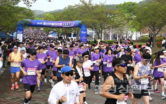 ▲ 본사가 주최한 제24회 울산커플마라톤대회가 19일 울산대공원 남문광장에서 시민 등 5000여명이 참가한 가운데 열렸다. 출발 신호와 함께 참가자들이 신록 사이를 힘차게 달리고 있다. 김동수기자 dskim@ksilbo.co.kr
