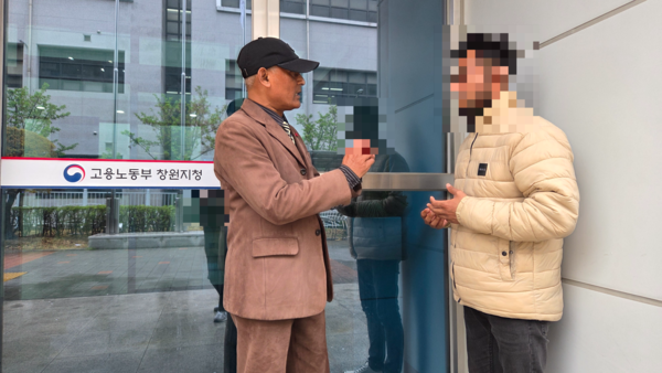 칸(오른쪽·가명) 씨가 고용노동부 창원지청 앞에서 방글라데시 이주노동자 지원활동가와 면담을 하고 있다. /안지산 기자