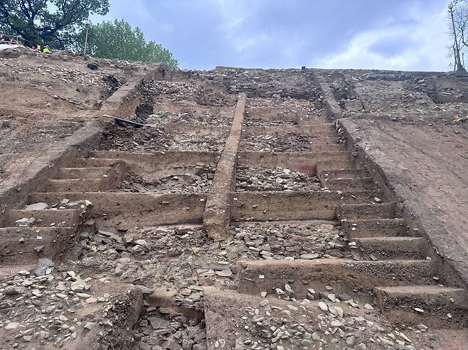 20일 오후 공개된 대구 중구 달성공원 ‘달성토성’ 남측 성벽의 정밀발굴 현장 모습.