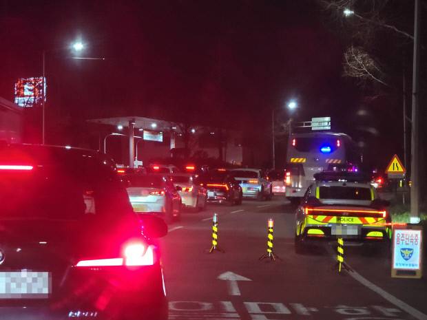 포항의 한 4차선 도로에서 경찰의 음주단속이 진행되고 있는 가운데, 교통체증이 일고 있는 모습. 신동선 기자