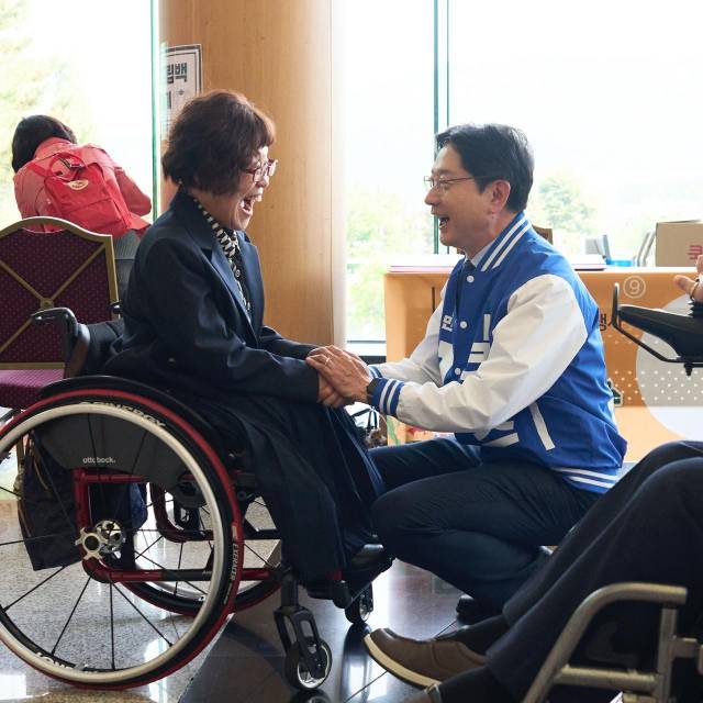 20일 김경수 민주당 경남도지사 후보가 제46회 장애인의 날을 맞아 장애인과 손을 맞잡고 있다. 민주당 제공