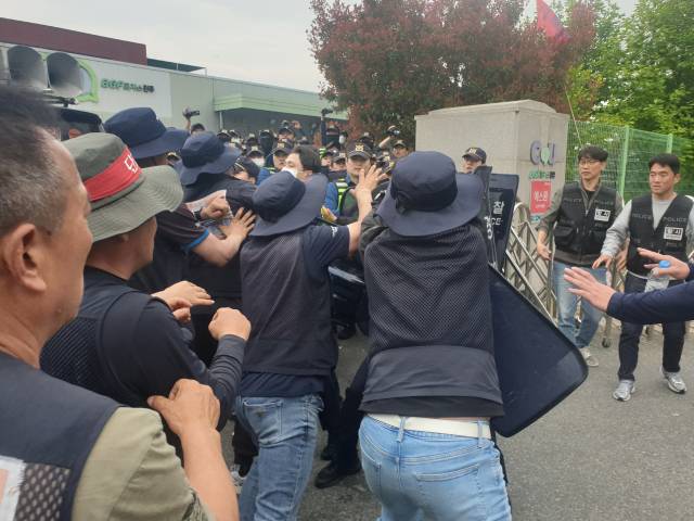 20일 오후 화물연대 소속 노조원들이 경찰과 몸싸움을 벌이며 물류센터 진입을 시도하고 있다. 김현우 기자