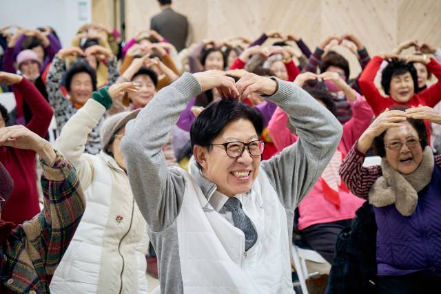 박형준 부산시장이 지난 1월 부산 북구 금곡사회복지관을 찾아 어르신들과 기념 촬영을 하고 있다. 부산시 제공
