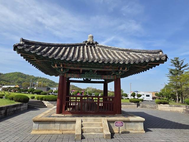 김인문비의 귀부를 보호하고 있는 비각. 강시일 기자