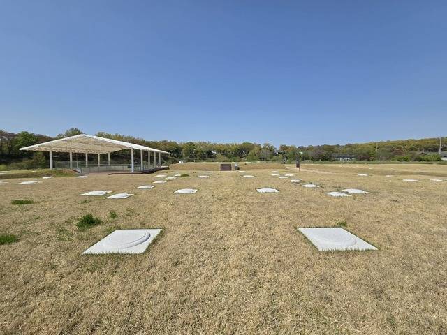 인용사의 특이하게 지어진 중문터에서 금당지 방향으로 바라본 전경. 강시일 기자