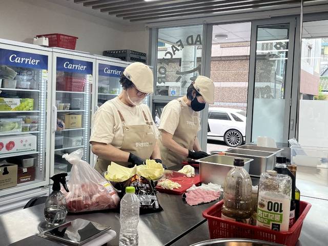 17일 오전 10시 이룸채 1층 작업대에서 어르신 2명이 재료를 손질하고 있다. 김도경 기자