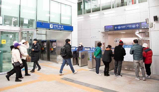 구미시가 타지역 통학 대학생들에게 지원하던 교통비를 실비 지원방식에서 정액지급 방식으로 바꾼다. 사진은 대구지역 대학에 가기 위해 구미시 사곡역을 이용하는 대학생들의 모습. 구미시 제공