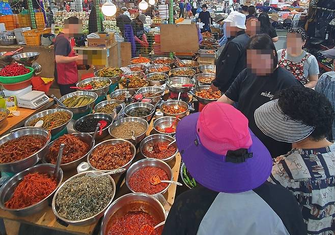 제주지역 전통시장과 골목상권 매출이 규모에 따라 쏠림현상이 두드러진 것으로 나타났다. 사진은 제주전통시장 현장. ⓒ제주의소리