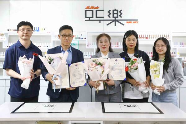 지난 15일 '2026년 장애인 고용촉진유공자 정부포상'에서 고용노동부 장관상 사업주 부문과 근로자 부문을 각각 수상한 이정석 모두락 대표이사(왼쪽에서 2번째)와 전혜림 헬스키퍼(가운데)가 직원들과 모두락 1호점에서 기념촬영을 하고 있다.<사진=제주항공>