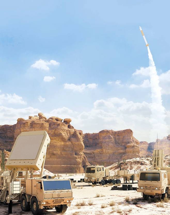 천궁Ⅱ 다기능 레이다와 발사대. /사진: 한화시스템ㆍ한화에어로스페이스 제공