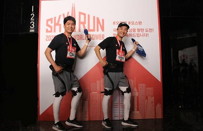 롯데온 직원들이 하이퍼쉘을 착용하고 스카이런 행사에 참여했다. /사진: 롯데온 제공