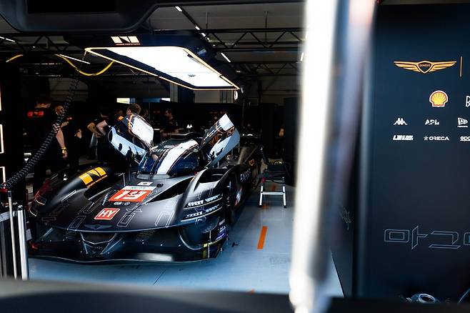 제네시스 마그마 레이싱 피트에서 정비 중인 GMR-001 하이퍼카 #19 차량./사진: 제네시스 제공