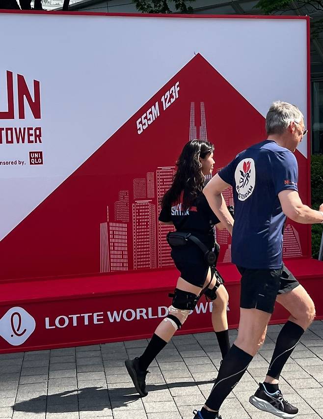 웨어러블 로봇을 차고 레이스를 시작하는 모습.(사진제공=롯데온)