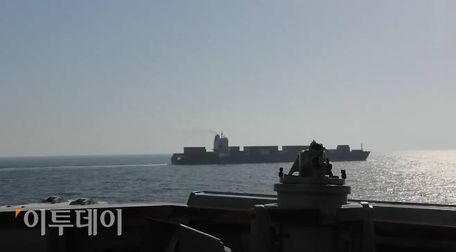 미 해군 유도탄 구축함 스프루언스가 오만 인근에서 이란으로 향하던 이란 국적 화물선 투스카를 겨냥해 정선 명령을 내리고 있다. 약 6시간의 경고 이후 스프루언스는 투스카호 기관실을 겨냥해 함포를 발사, 이 선박을 나포했다.(출처 美중부사령부)