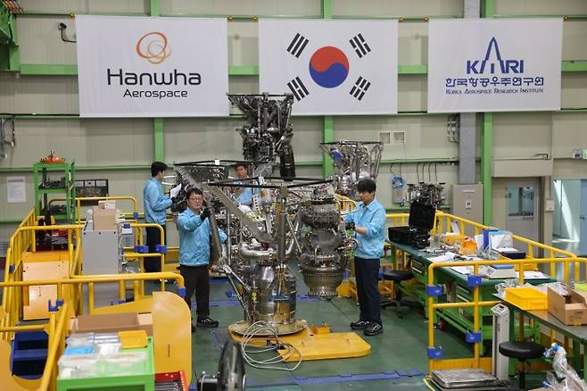 누리호 체계종합기업인 한화에어로스페이스의 엔지니어들이 27일 창원1사업장에서 내년 하반기에 발사되는 누리호 4호기의 75톤급 엔진을 최종 점검하고 있다. 사진=한화에어로스페이스