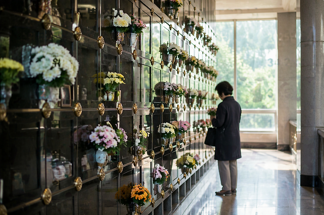 수목장을 중심으로 자연장을 선호하는 흐름이 확산하고 있다. 다만 실제 장지 선택은 여전히 봉안시설 중심 구조가 유지되고 있다. 장례 방식 변화가 관리 부담을 줄이는 방향으로 이동했다기보다 '어떻게 추모할 것인가'에 대한 판단이 더 크게 작용한다는 분석이 나온다. /챗GPT