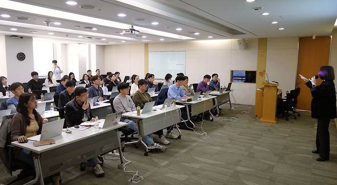 SK브로드밴드 직원들이 서울 중구 본사에서 진행한 ‘AI 에이전트 랩’ 과정에서 직접 에이전트를 만들고 있다./사진=SKB