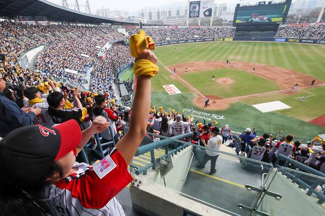 잠실야구장을 가득 메운 야구팬들. 사진=연합뉴스