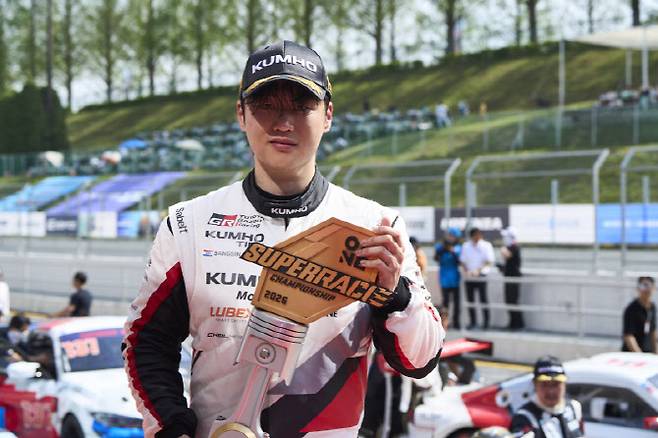 슈퍼레이스 개막 더블라운드를 모두 '폴 투 윈'으로 장식한 금호 SLM 이창우. 사진=슈퍼레이스