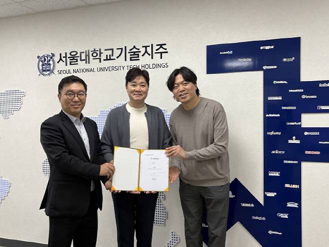 (왼쪽부터)목승환 서울대기술지주 대표와 윤장혁 리스크X 대표, 차인환 서울대기술지주 상무.(사진=서울대기술지주)