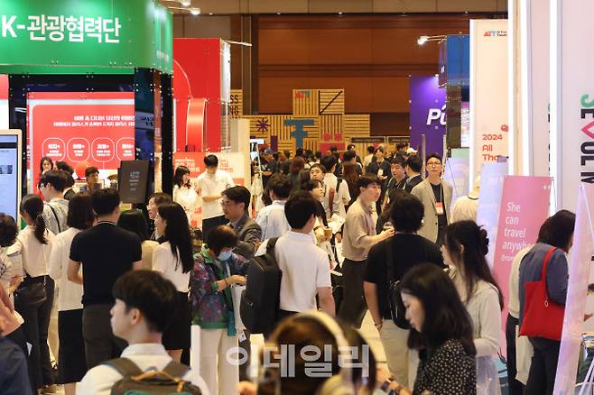 서울 강남구 코엑스에서 열린 여행박람회 ‘2024 올댓트래블’에서 관람객들이 여행 관련 상품·서비스들을 관람하고 있다.(사진=이데일리 이영훈 기자)