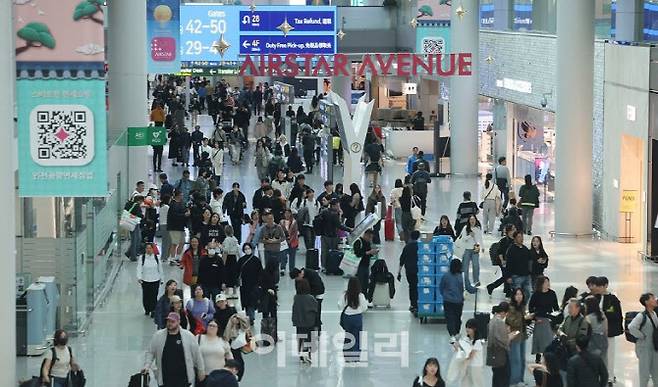 인천공항 면세점에서 바라본 여행객들의 모습 (사진=연합뉴스)