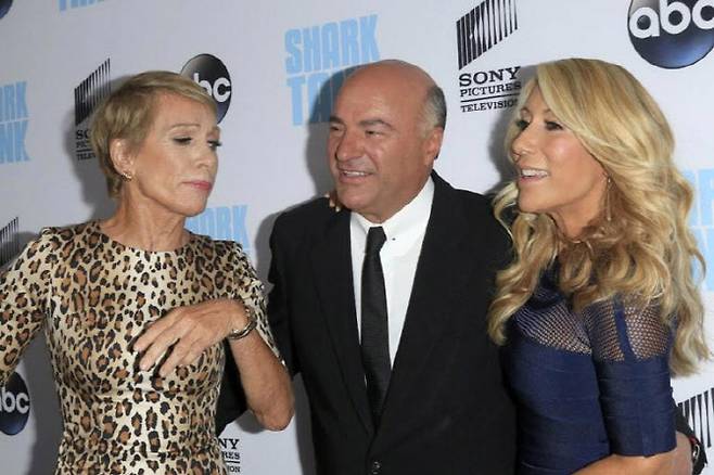 오리어리 회장(가운데)이 '샤크 탱크' 시즌8 시사회에서 포즈를 취하고 있다.