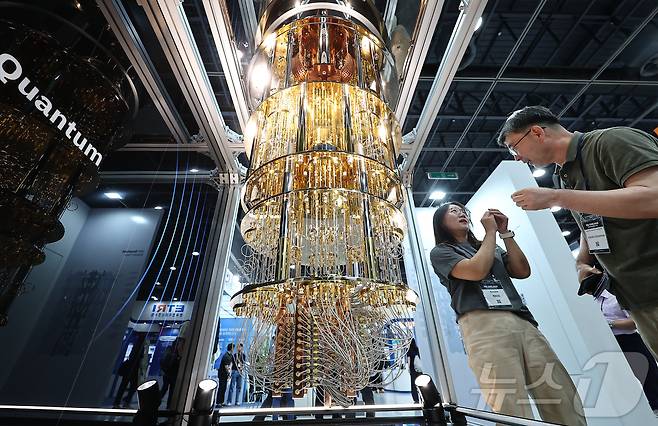 서울 서초구 aT센터에서 열린 '퀀텀코리아 2025'에서 관람객들이 양자컴퓨터 모형을 살펴보고 있다. (자료사진) 2025.6.24 ⓒ 뉴스1 김도우 기자