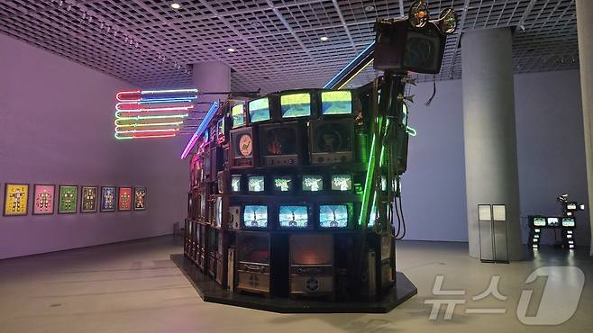 아모레퍼시픽에서 진행 중인 현대미술 소장품 특별전. 백남준의 콘-티키.  ⓒ 뉴스1 최소망