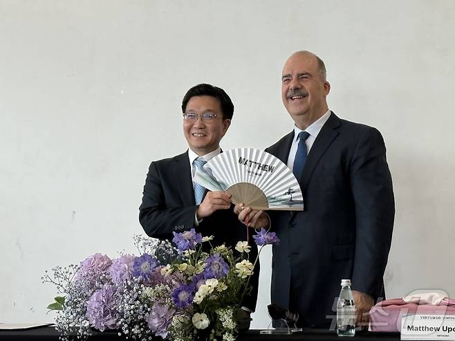 박성혁 한국관광공사 사장(왼쪽),매튜 업처치 버츄오소 대표가 17일 오후 서울 서초구 세빛섬에서 방한 럭셔리 관광 활성화를 위한 전략적 업무협약(MOU)을 체결했다. ⓒ 뉴스1 윤슬빈 관광전문기자