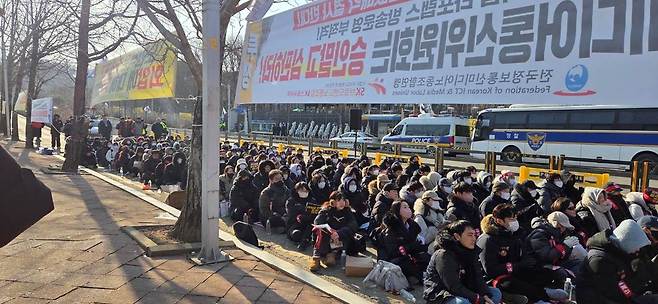 지난1월 27일 과천정부종합청사 방송미디어통신위원회 앞에서 SK브로드밴드 노조 SK스토아 지부 조합원 및 SK그룹 주요 계열사 노조가 모인 가운데 회사 매각 반대 집회가 열리고 있다(SK브로드밴드 노조 제공).