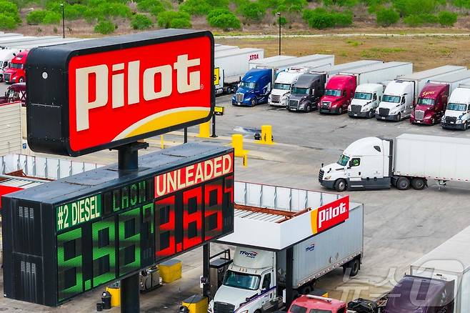 2일(현지시간) 미국 텍사스주 록하트의 한 트럭 휴게소에서 촬영된 항공 사진 속 파일럿 트래블 센터의 휘발유 및 디젤 가격표 2026.04.02. ⓒ AFP=뉴스1