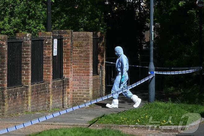 영국 런던 북서부의 켄턴 유나이티드 회당에서 19일(현지시간) 방화사건이 발생해 경찰이 조사하고 있다. 2026.4.19. ⓒ 뉴스1 ⓒ AFP=뉴스1