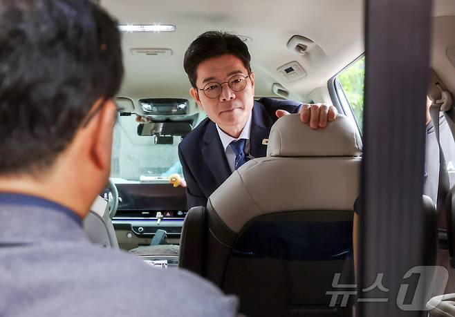 정원오 더불어민주당 서울시장 후보가 20일 오후 서울 성동구 금호스포츠센터 주차장에서 열린 찾아가는 서울人터뷰 '장애인 콜택시편'에서 장애인 콜택시 내부를 살펴보고 있다. 2026.4.20 ⓒ 뉴스1 김진환 기자
