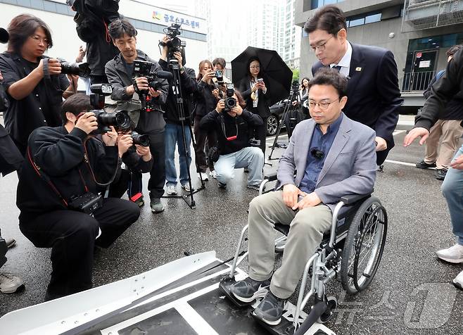 정원오 더불어민주당 서울시장 후보가 20일 오후 서울 성동구 금호스포츠센터 주차장에서 열린 찾아가는 서울人터뷰 '장애인 콜택시편'에서 장애인 콜택시 탑승 시연을 하고 있다. 2026.4.20 ⓒ 뉴스1 김진환 기자
