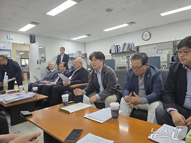 허인무 인천국제공항공사노동조합 사무처장이 20일 인천시청 기자실을 찾아 공합 통합을 저지해야 하는 이유에 대해 설명하고 있다. / 뉴스1 ⓒ News1 유준상 기자