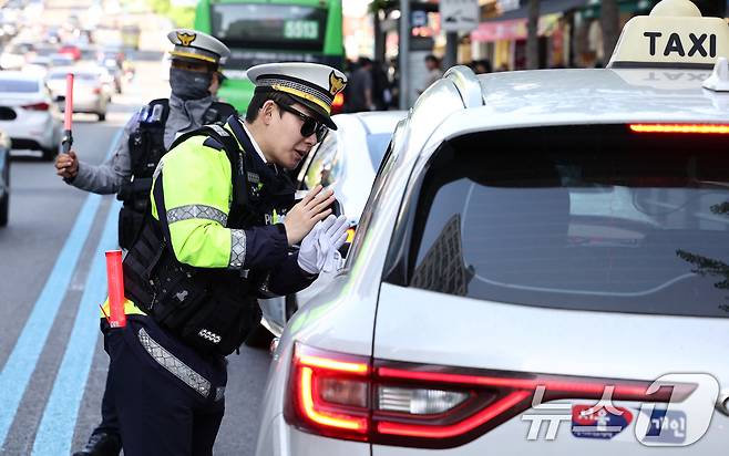 20일 서울 관악구 봉천로 사거리에서 교통안전계 경찰관들이 우회전 일시 정지 의무 위반 집중단속을 하고 있다. 현행 도로교통법에 따르면 우회전하려는 운전자는 전방 신호가 빨간불일 경우 반드시 일시 정지해야 하며, 우회전 후에도 보행자가 있거나 건너려 할 때는 멈춰야 한다. 경찰청은 오는 6월 19일까지 2달간 우회전 통행 방법 위반에 대한 집중 단속을 실시할 방침이다. 2026.4.20 ⓒ 뉴스1 최지환 기자