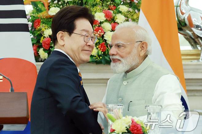 이재명 대통령과 나렌드라 모디 인도 총리가 20일 뉴델리 영빈관에서 열린 공동언론발표를 마친 후 악수하고 있다. 2026.4.20 ⓒ 뉴스1 이재명 기자