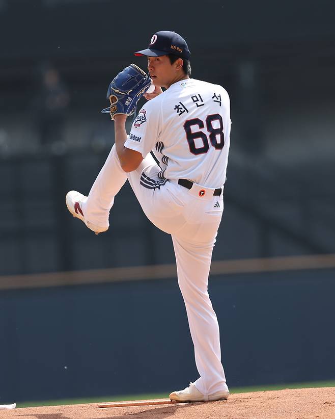 두산 최민석이 19일 잠실구장에서 열린 2026 KBO리그 정규시즌 KIA전에 선발 등판해 역투하고 있다. 사진 | 두산 베어스