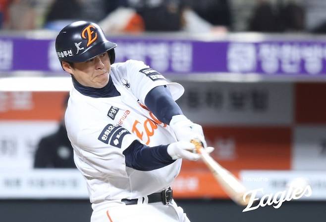 한화 노시환이 1일 대전 한화생명 볼파크에서 열린 2026 KBO리그 KT와 경기에서 안타를 치고 있다. 사진 | 한화 이글스